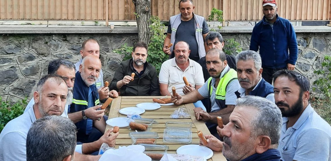 Pazar mesaisinde Yakutiye’miz için ter döken işçi kardeşlerimizi sahada ziyaret ederek tatlı bir mola verdik.